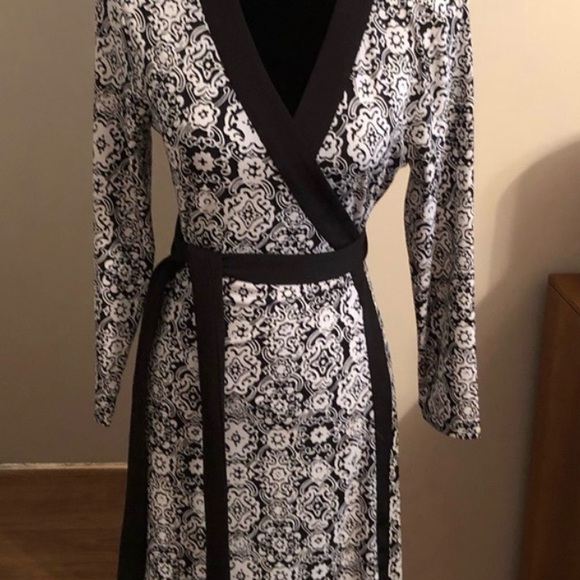 Tahari Dresses & Skirts - Tahari Black and White Patterned wrap kimono Dress